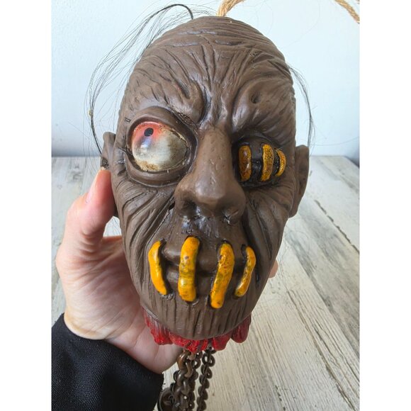 Vintage rattling chains zombie head mini Halloween beheaded hanging Halloween de - Picture 9 of 10